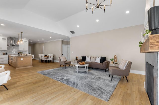 17 Josiah Path, Falmouth, MA 02540