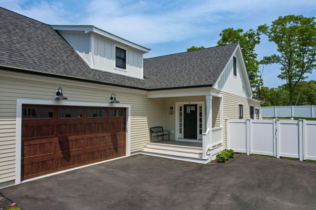 17 Josiah Path, Falmouth, MA 02540