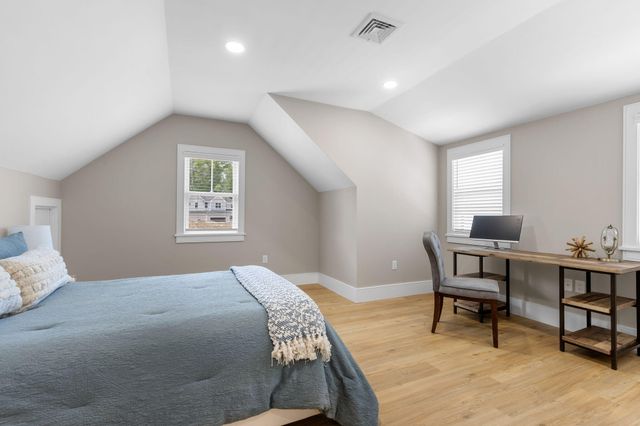 17 Josiah Path, Falmouth, MA 02540