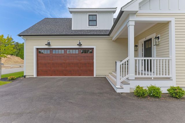 17 Josiah Path, Falmouth, MA 02540