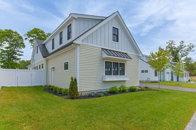 17 Josiah Path, Falmouth, MA 02540