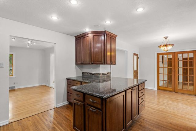 701 GLENWOOD CT, Columbia, MO 65203