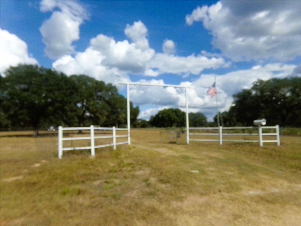 1567 Cr 123f, Hallettsville, TX 77964