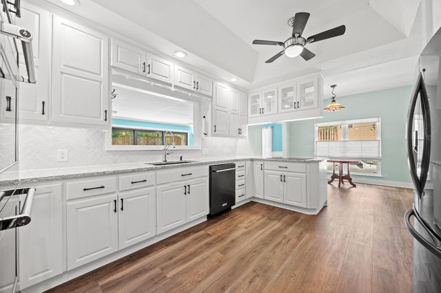 10805 Spicewood PKWY, Austin, TX 78750