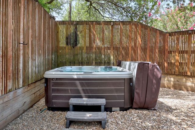 10805 Spicewood PKWY, Austin, TX 78750
