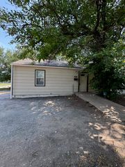 2673 S Holyoke St, Wichita, KS 67210