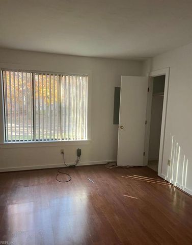 218 Misty Point LN, Newport News, VA 23603