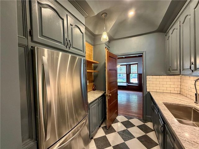 444 Gladstone Boulevard, Kansas City, MO 64124