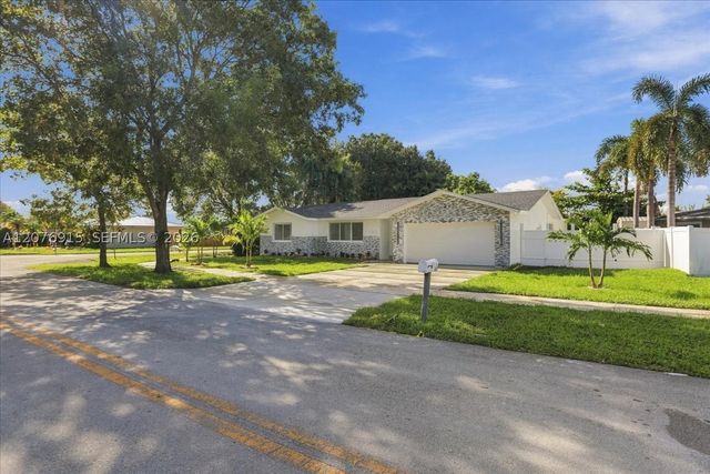 8300 SW 26th Pl, Davie, FL 33328