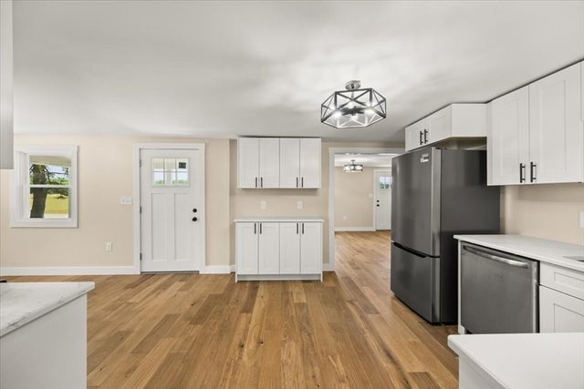521 Marys Pond Rd, Rochester, MA 02770