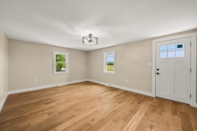 521 Marys Pond Rd, Rochester, MA 02770
