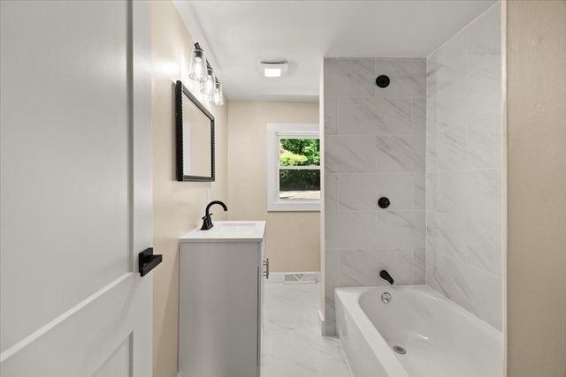 521 Marys Pond Rd, Rochester, MA 02770