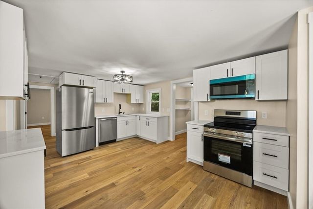 521 Marys Pond Rd, Rochester, MA 02770