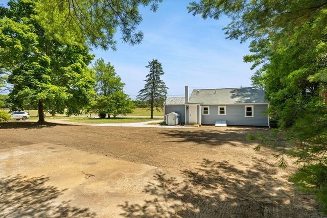521 Marys Pond Rd, Rochester, MA 02770