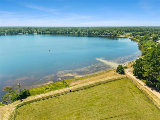 521 Marys Pond Rd, Rochester, MA 02770