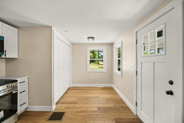 521 Marys Pond Rd, Rochester, MA 02770