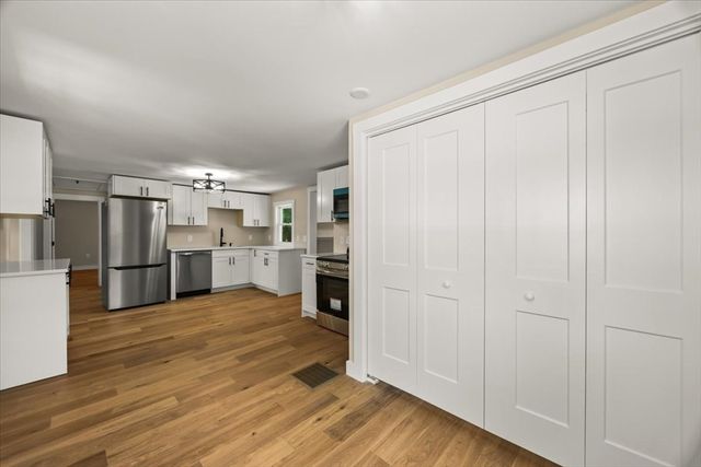 521 Marys Pond Rd, Rochester, MA 02770