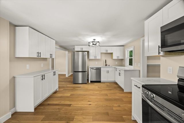 521 Marys Pond Rd, Rochester, MA 02770
