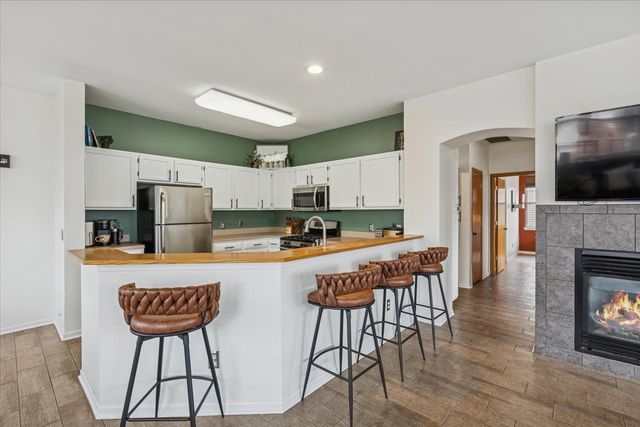 420 Chesterfield Court 420, Oswego, IL 60543