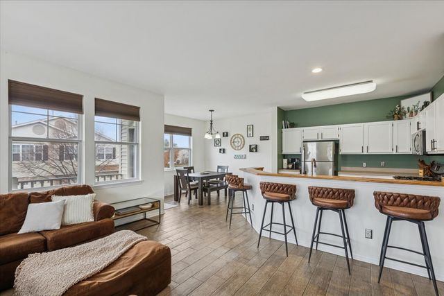 420 Chesterfield Court 420, Oswego, IL 60543