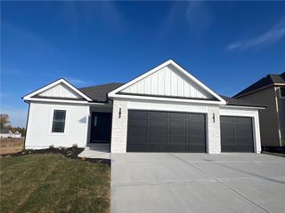 2185 Heritage Circle, Liberty, MO 64068