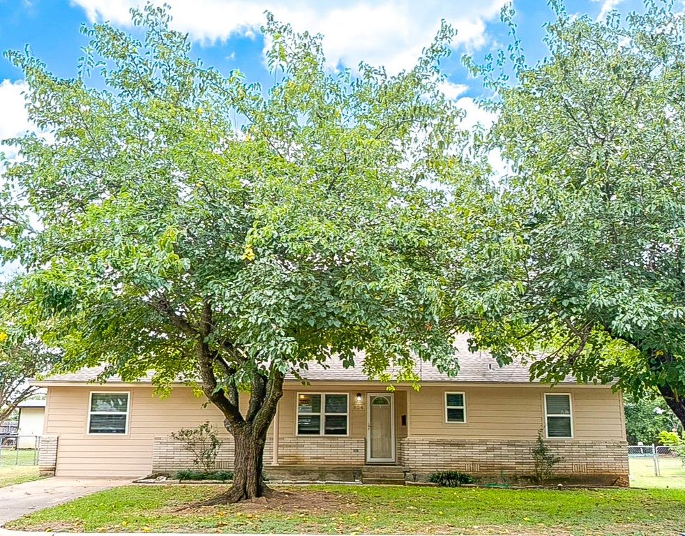 804 N Main Street, West, TX 76691