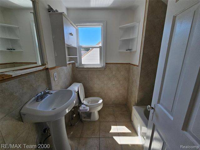 5215 Curtis Street, Dearborn, MI 48126