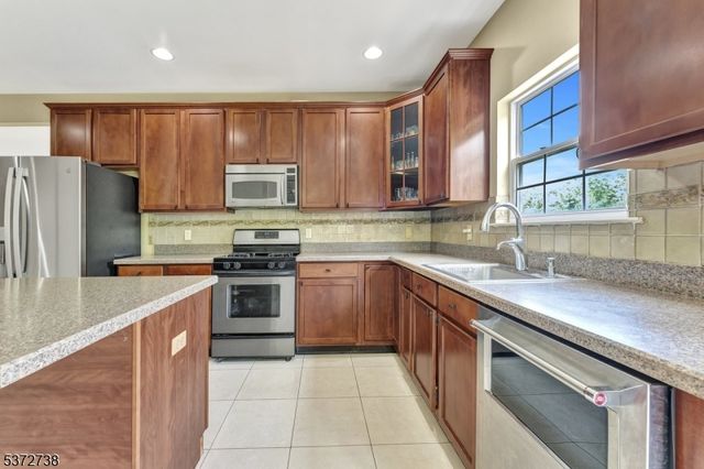 692 Skyline Dr, Jefferson Twp., NJ 07849
