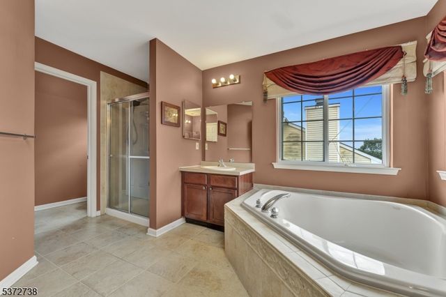 692 Skyline Dr, Jefferson Twp., NJ 07849