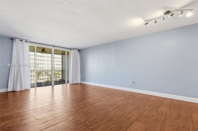 1770 NE 191st St 411-1, Miami, FL 33179