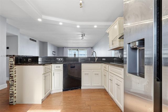 1770 NE 191st St 411-1, Miami, FL 33179