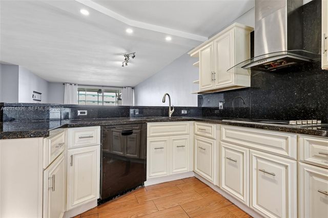1770 NE 191st St 411-1, Miami, FL 33179