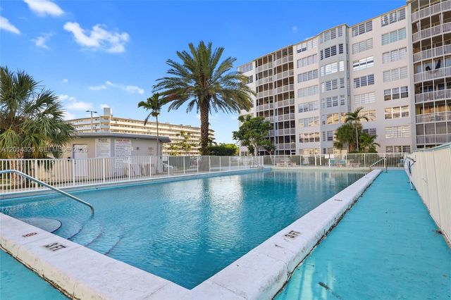 1770 NE 191st St 411-1, Miami, FL 33179