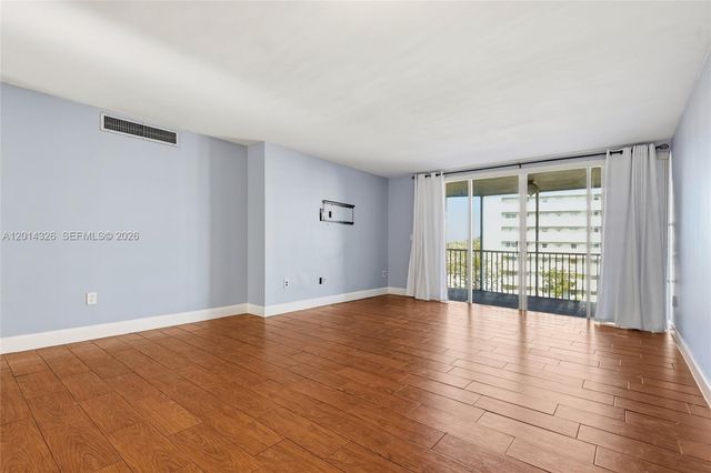 1770 NE 191st St 411-1, Miami, FL 33179