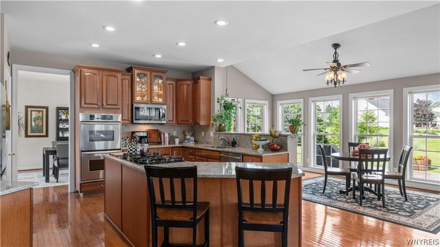 17 Graystone Lane, Orchard Park, NY 14127
