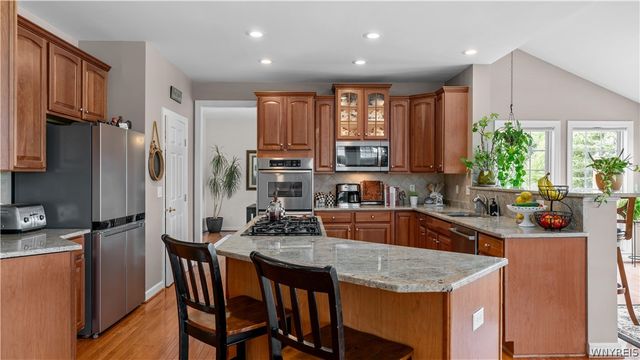 17 Graystone Lane, Orchard Park, NY 14127