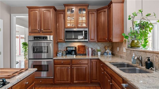 17 Graystone Lane, Orchard Park, NY 14127