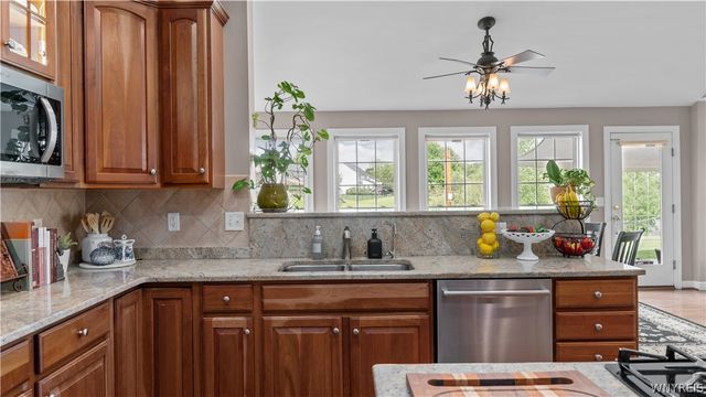 17 Graystone Lane, Orchard Park, NY 14127