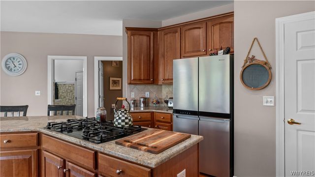 17 Graystone Lane, Orchard Park, NY 14127