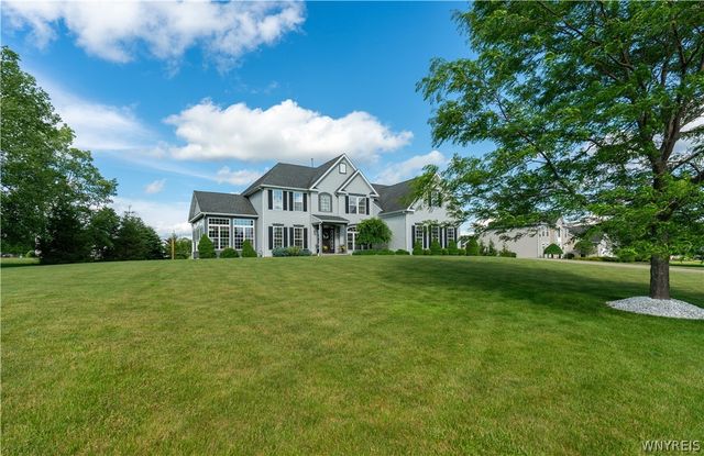 17 Graystone Lane, Orchard Park, NY 14127