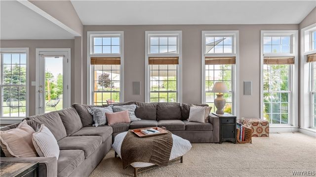 17 Graystone Lane, Orchard Park, NY 14127