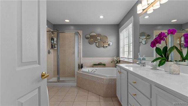 17 Graystone Lane, Orchard Park, NY 14127