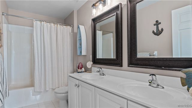 17 Graystone Lane, Orchard Park, NY 14127