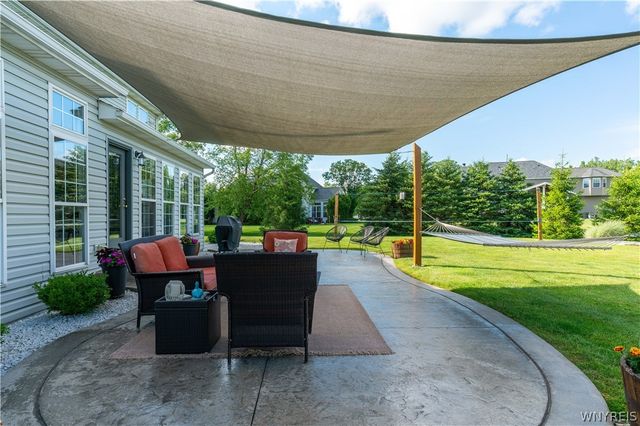 17 Graystone Lane, Orchard Park, NY 14127