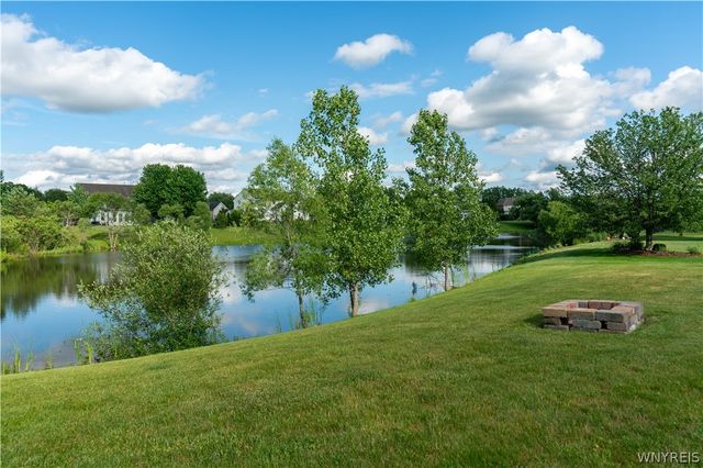 17 Graystone Lane, Orchard Park, NY 14127