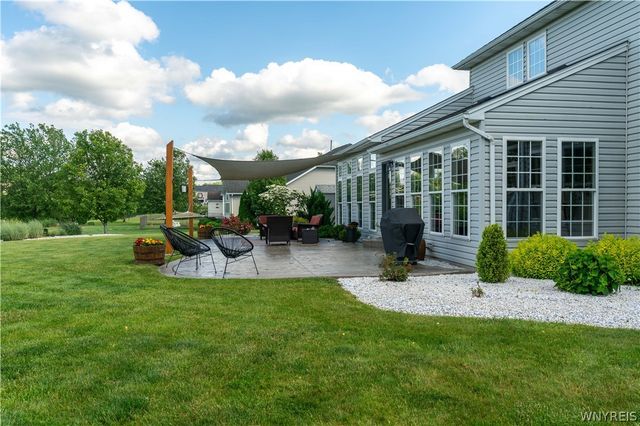 17 Graystone Lane, Orchard Park, NY 14127