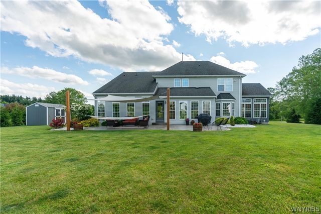 17 Graystone Lane, Orchard Park, NY 14127