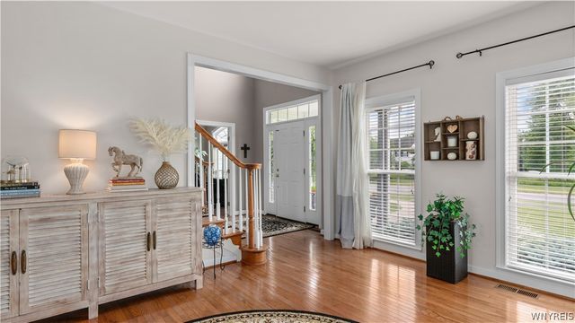 17 Graystone Lane, Orchard Park, NY 14127
