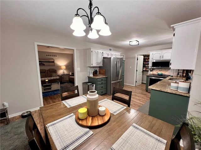 2513 NE Remington Court, Blue Springs, MO 64014