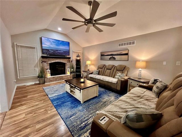 2513 NE Remington Court, Blue Springs, MO 64014